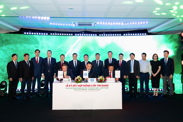 Ông Trần Thành Nam - Giám đốc Vietcombank Đông Đồng Nai (bên trái), ông Phạm Hồng Quang - Tổng Giám đốc VEC (giữa) và ông Nguyễn Hữu Hồng - Giám đốc Agribank Tràng An (bên phải) ký kết hợp đồng cấp tín dụng trước sự chứng kiến của các đại biểu