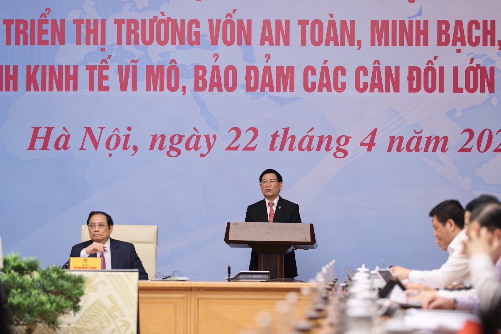 phat trien thi truong von an toan minh bach hieu qua ben vung