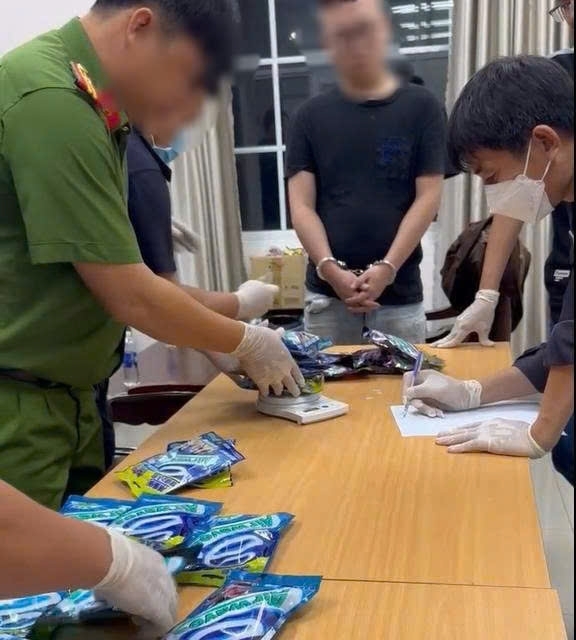 VIDEO: Bắt giữ 2 khách nước ngoài vận chuyển 8,75 kg nghi ma túy