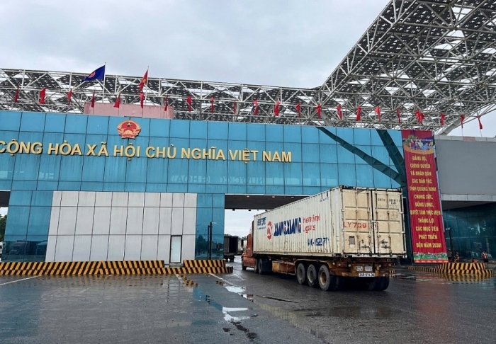 VIDEO: Giải quyết thủ tục hành chính tập trung tại cầu Bắc Luân II, Quảng Ninh