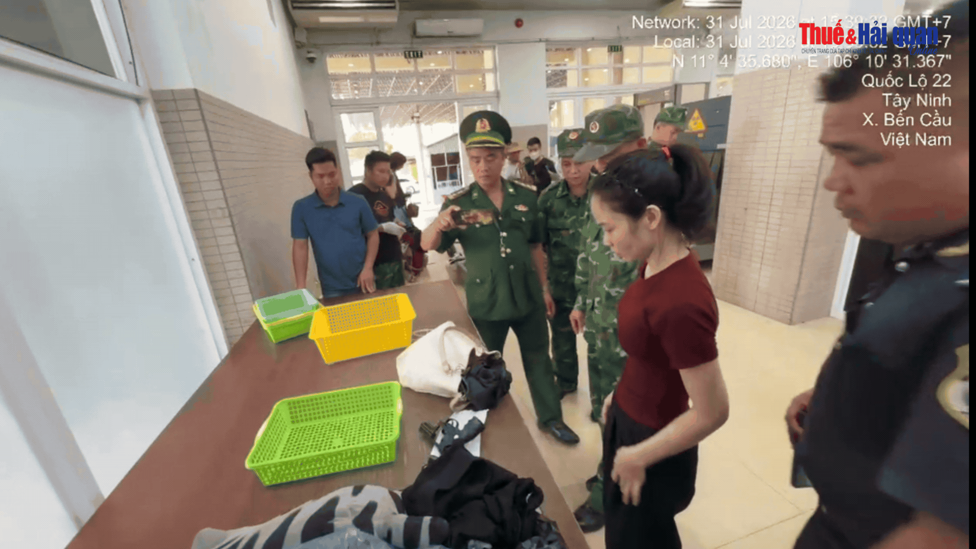 VIDEO: Bắt giữ đối tượng nghi vận chuyển súng đạn qua cửa khẩu Mộc Bài