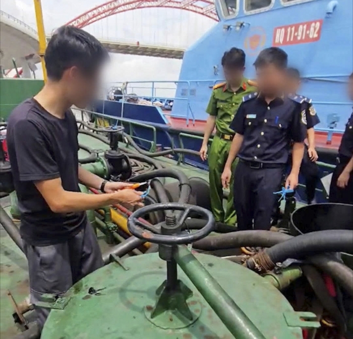 VIDEO: Hải quan chủ trì phối hợp bắt tàu chở hơn 70.000 lít dầu FO