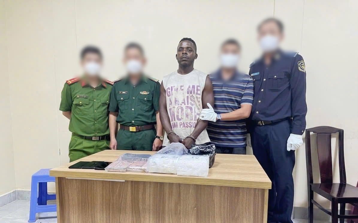 VIDEO: Hải quan chủ trì bắt đối tượng vận chuyển hơn 2 kg ma túy đá, heroin